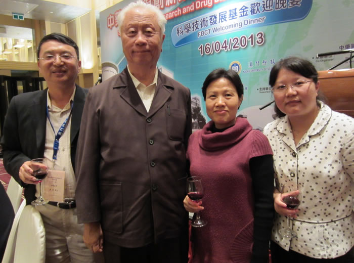 2013年曹晖博士率中心团队参加澳门科技大学“中药质量研究与创新药物学术研讨会”与李连达院士合影