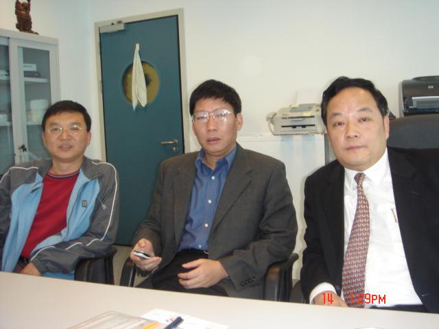 2006年陶德胜总裁、曹晖博士参观香港大学新发传染病国家重点实验室并与禽流感专家管轶教授洽谈合作