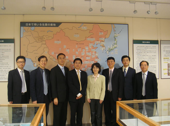 2008年杨代宏副总裁与曹晖博士率四川光大团队访问日本富山大学标本室